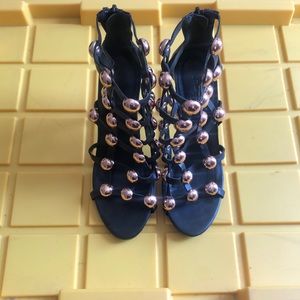 Sexy black stiletto with gold details